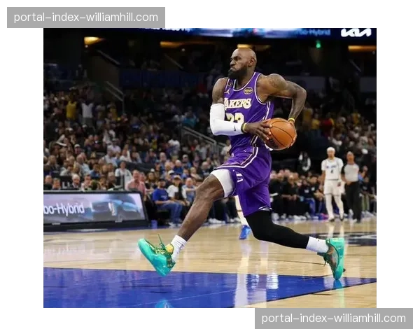 詹姆斯转型第三选择，出手权降至10次左右专注组织策应